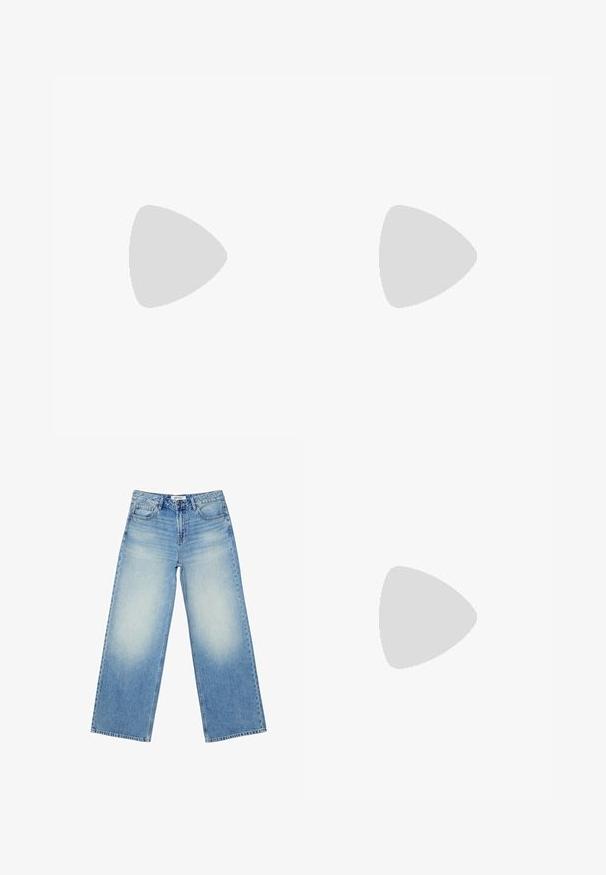 Kremasti kratki top s dugim rukavima napravljen od mekane tkanine, s henley izrezom i tri gumba te opuštenim krojem.; Stradivarius Vrećaste traperice - dirty denim; Stradivarius Tenisice - beige; Bijela torba s klimavim uzorkom u pravokutnom obliku, srebrni dodaci, oznaka s logotipom i odvojiva naramenica. Kožni završni materijal s teksturom.