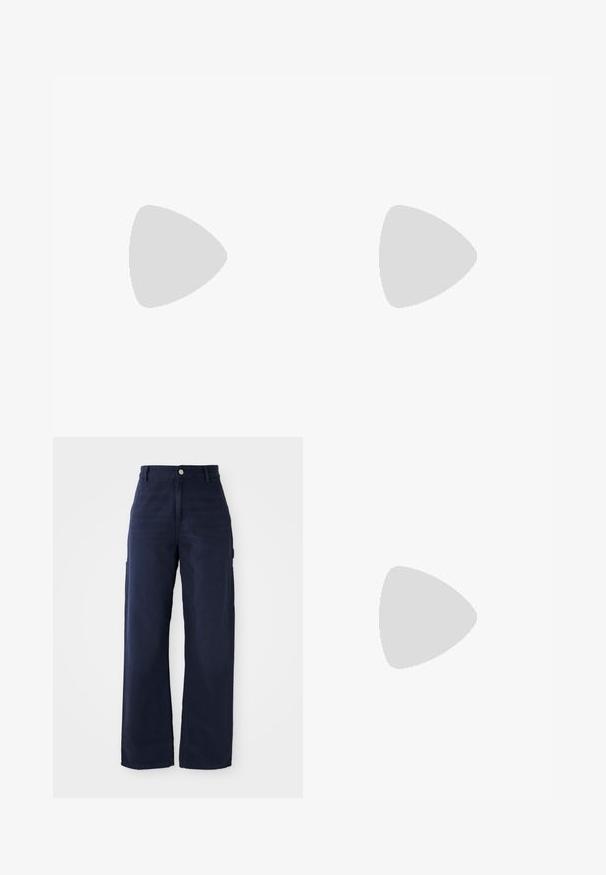 Světle modré bavlněné tričko s kulatým výstřihem, krátkými rukávy a čtvercovou nášivkou na levé hrudi. Měkká textura a uvolněný střih.; Námořnické modré široké cargo kalhoty vyrobené z pevné bavlny, s bočními kapsami a zapínáním na knoflík v pase.; Tenisky s designem v tmavě vínové semišové barvě a světle fialovém odstínu, se třemi bílými pruhy, krémovými tkaničkami a texturovaným žlutým jazykem. Gumová podrážka.; Zlaté kruhové náušnice, tenké a kulaté, s hladkým kovovým povrchem a bez zdobení či vzorů.