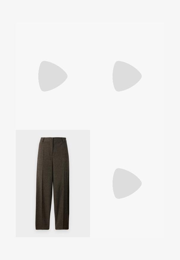 Sweatshirt leve com riscas horizontais verdes e brancas, decote redondo, mangas longas, punhos e bainha canelados. Feito de material suave.; Calças largas castanhas com um tecido texturizado, apresentando uma cintura ajustada, passadores para cinto e dois bolsos frontais.; Bota de cano curto em pele preta com bico pontiagudo, salto agulha e um detalhe em fivela dourada numa tira ao redor do tornozelo. Textura suave.; Carteira tecida em rosa claro com um acabamento texturizado, apresentando um fecho dourado. Segurada por uma pessoa que usa um vestido preto sem mangas. Design simples.