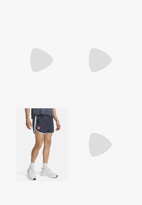 Camiseta atlética de manga corta en color beige de Salomon, con cuello redondo y sutiles líneas gráficas blancas en los lados.; Pantalones cortos deportivos de color navy con ribetes blancos y un logo de Under Armour. Tejido ligero con una superficie texturizada, diseñado para mayor comodidad durante la actividad física.; Zapatillas de running ligeras en azul pálido con rayas negras. Presentan una parte superior suave, puntera redonda y una gruesa mediasuela blanca etiquetada como "LIGHTSTRIKE PRO".; Gafas de sol blancas con lentes marrones, en forma ovalada, hechas de plástico suave, con detalles grises en las patillas y un logo en el armazón.