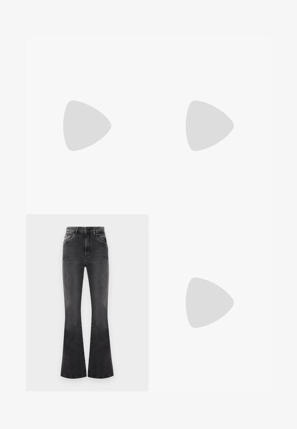 Svart ärmlös croptop med en djup V-ringning, r gathered fabric detail och slät textur. Enkelt design, utan dekorationer.; Svarta utsvängda jeans med hög midja, sömnadsdetaljer och fem fickor. Tyget har en mjuk textur med en urtvättad finish.; Bershka Sandaletter - black; Svart paljett mini-handväska med en knuten texturerad rem och silverkedja. Rund form med samlad topp och reflekterande detaljer.