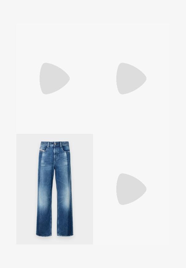 Witte katoenen T-shirt met ronde hals en korte mouwen. Rechte zoom zonder patronen of accenten, wat zorgt voor een eenvoudig ontwerp.; Brede denim jeans in medium blauw, met een knoopsluiting, voorzakken en lichte vervaging. Schone zoom met een rechte snit.; Zwarte leren loafers met een gladde afwerking, ronde neus, lage hak en zijspleten voor gemakkelijk aan- en uittrekken. Voorzien van een subtiele logo-detail aan de voorkant.; Zwarte plastic zonnebril met groene lenzen, vierkante montuur, zilveren accent op de wenkbrauw en een gestructureerde tempel. Merken vermeld op de binnenkant van de arm.; Set van vijf metalen ringen in verschillende breedtes. De ringen hebben een gladde, gepolijste oppervlakte en een constante zilveren kleur.