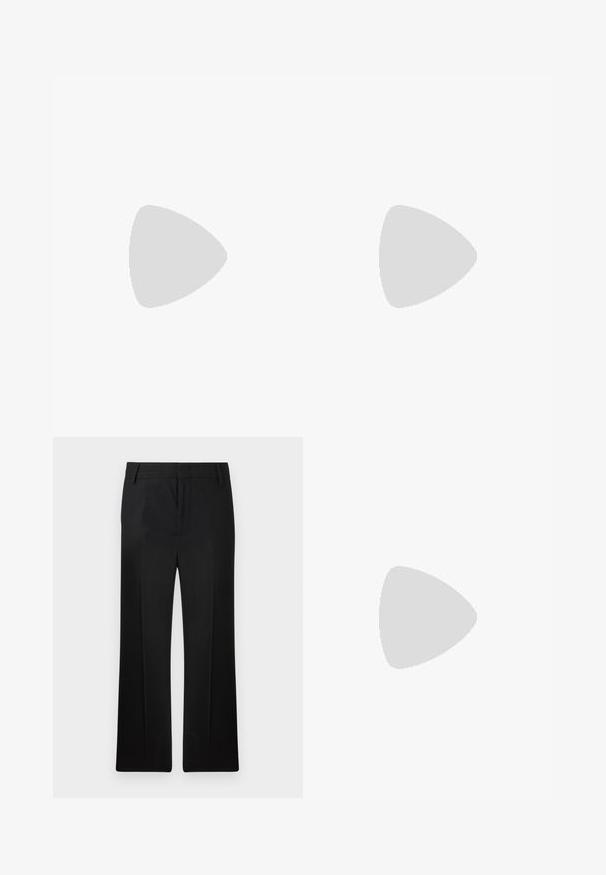 Črna majica s kratkimi rokavi in asimetričnim dizajnom, ki ima dolge rese ob spodnjem robu in pleteno dekoracijo v pasu.; Črne hlače, ravnega kroja, izdelane iz gladkega materiala. Imajo diskretne sprednje gube in raven pas z zankami za pas.; Bela usnjena čevlja na visoki peti z ozkim prstom, trakom okoli gležnja in tanko stiletto peto. Gladka tekstura z rahlim sijočim finišem.; Rjava usnjena torbica z gubanjem, kratkim usnjenim ročajem in verižnim trakom. Ima srebrno kovinsko zaponko z dvema okroglima okrasoma.