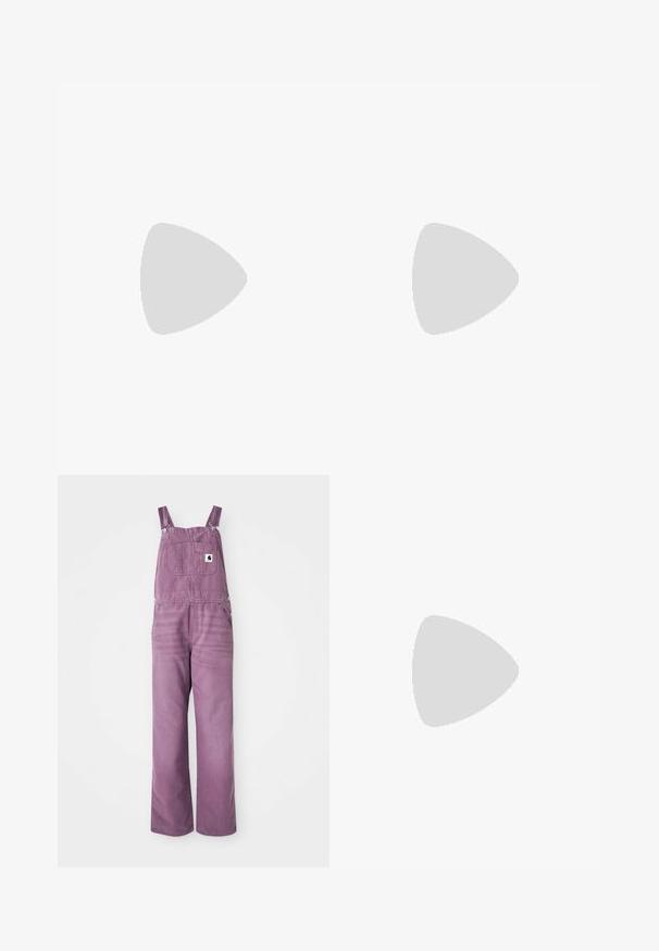 T-shirt di cotone bianco con righe orizzontali nere, maniche corte e scollatura rotonda. Design semplice, texture liscia, vestibilità comoda.; Salopette in denim viola con bretelle regolabili, tasca frontale e gambe larghe. Il materiale presenta una leggera texture; gli accessori in metallo sono di colore argento.; Sneaker in suede con tomaia grigia, strisce nere e suola in gomma color cuoio. Presenta una chiusura con lacci e un dettaglio del logo dorato sul lato.; Bracciale in argento con maglie allungate sopra. Sotto, un bracciale colorato con perline nere, blu, verdi, gialle, rosse e trasparenti.