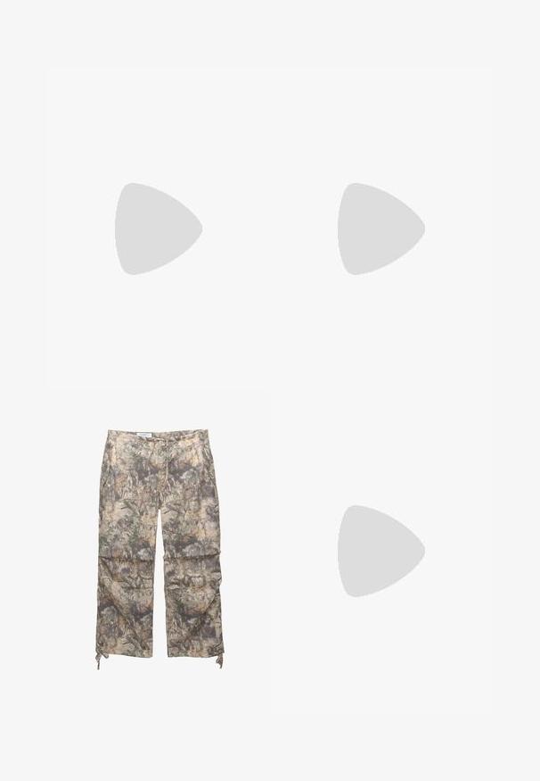 T-shirt en coton blanc avec un design graphique de deux oranges, accompagné des textes "Sicilia" et "Italia", bordé d'un cadre décoratif rouge.; Pantalons à motif camouflage en tissu léger, avec une taille élastique, des poches latérales et des cordons de serrage ajustables aux chevilles.; Baskets Nike noires avec des accents dégradés de jaune, vert et rouge. Présentent un design texturé distinctif et une semelle rouge épaisse.; Lunettes de soleil en écaille de tortue avec des montures ovales et des verres verts. Elles présentent des branches fines avec un accent métallique près des charnières.; Sac banane en nylon noir avec bandoulière adjustable, arborant un logo blanc bien visible. Porté par-dessus un t-shirt bleu clair. Design simple et fonctionnel.