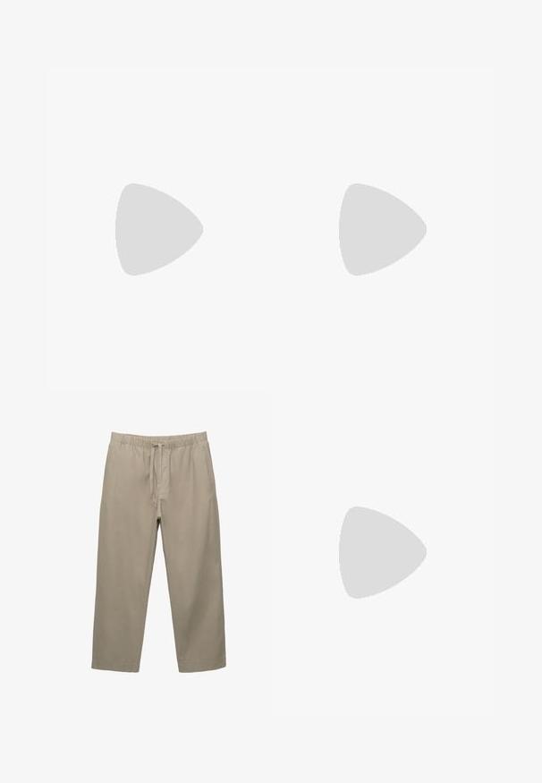 Langærmet pullover i mørkeblå stof, med en lynlås krave, raglanærmer og sprækker ved manchetterne. Glat, let tekstur.; Beige bomuldsbukser med elastisk talje og justerbar snor. Lige ben-design med sidelommer og en glat tekstur.; Hvid løbesko med sølvdetaljer, grøn meshkrave og grønne striber. Har et struktureret mesh-øvre og polstret sål.; Sorte rektangulære solbriller med mørke linser; glat plastikramme med lige stænger og subtile logo-detaljer på siden.