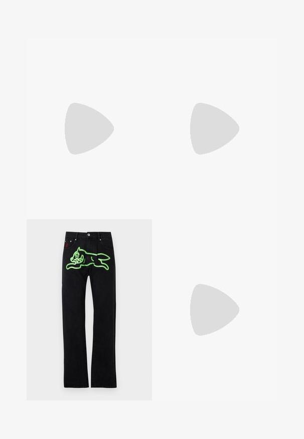 Camiseta de algodón marrón con mangas cortas, cuello redondo y corte relajado. Presenta aberturas laterales en el dobladillo para mayor comodidad.; Vaqueros negros de corte recto, con un gran gráfico verde de un gato de dibujos animados corriendo en la parte trasera. Acentos en metal plateado.; Zapatilla de cuero blanca con un acabado suave, puntera redonda, cordones planos y suela texturizada. Cuenta con un sutil logo en el talón.; Gafas de sol redondas negras con lentes oscuros y brazos metálicos delgados. Incluye puntas de varilla transparentes y acentos plateados en la bisagra. Diseño minimalista.