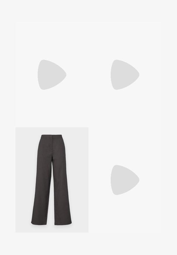 Langarmtop mit einem schwarz-weißen Zebrastreifenmuster. Hergestellt aus einem glatten Stoff, hat es einen hohen Ausschnitt und eine taillierte Passform.; Weite Hose aus einem dunkelgrauen Stoff, mit hoher Taille und glatter Oberfläche. Saubere Linien ohne sichtbare Muster oder Verzierungen.; Schwarze Leder Slingback-Pumps mit spitzem Zehenbereich und klobigem Blockabsatz. Verfügt über einen verstellbaren Riemen mit einer Metall-Schnalle.; Schwarze lederne Handtasche mit glatter Textur. Verfügt über einen verstellbaren Riemen und ein elegantes, minimalistisches Design mit einem Reißverschluss.