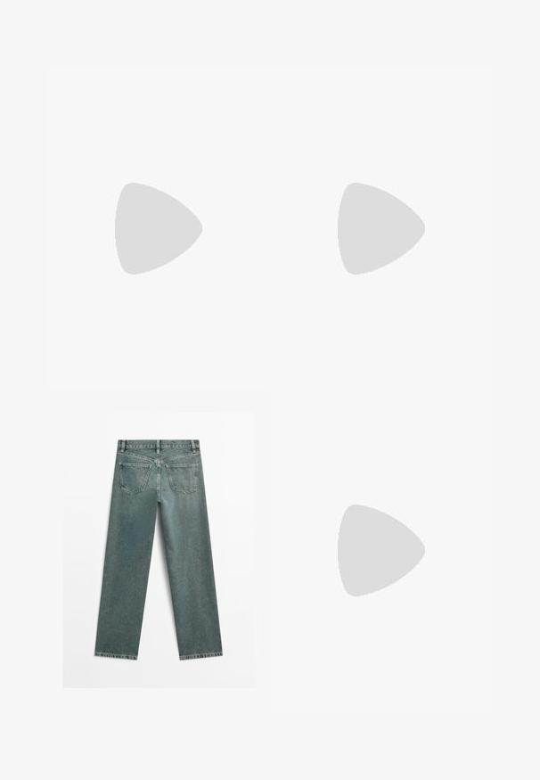 Camisole nera in satin con scollatura a V e delicata bordatura in pizzo a righe trasparente lungo il collo e l'orlo, con sottili spalline regolabili.; Jeans in denim azzurro chiaro con taglio dritto, design a cinque tasche e lieve sfilacciatura all'orlo, esposti con il retro rivolto verso l'alto.; Sneaker dorato e nero con una finitura liscia, dotato di tre strisce nere, chiusura a strappo, suola in gomma e colletto imbottito.; Borsa a spalla in suede marrone con due manici morbidi, una tracolla verticale con un accento in argento e una parte superiore larga e aperta. Texture liscia, design minimalista.