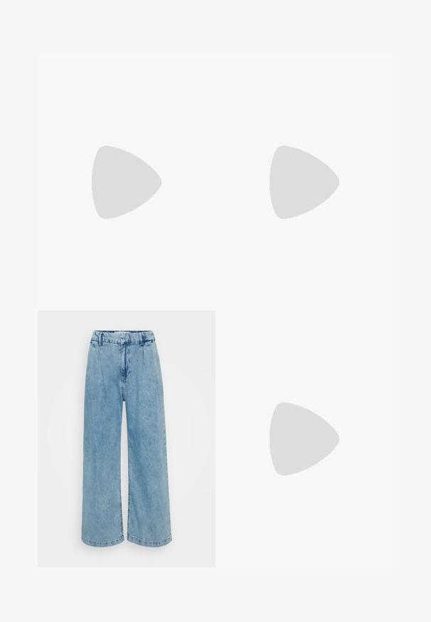 Zwei figurbetonte T-Shirts: eines in Creme und eines in Schwarz. Hergestellt aus weicher, strukturiertem Baumwolle, mit kurzen Ärmeln und rundem Halsausschnitt.; Helleblaue Jeans-Breitte-Hosen mit hohem Bund, ausgestattet mit Falten, einer glatten Textur und gesäumten Säumen.; Schwarze Leder Plattform-Mules mit abgerundeter offener Zehe, niedrigem Blockabsatz und glatter Textur. Minimalistisches Design mit eleganten Linien.; Grüne Leder-Hobo-Tasche mit einem lässigen Design, gebogenem Griff und glatter Textur. Enthält keine sichtbaren Beschläge oder Akzente.