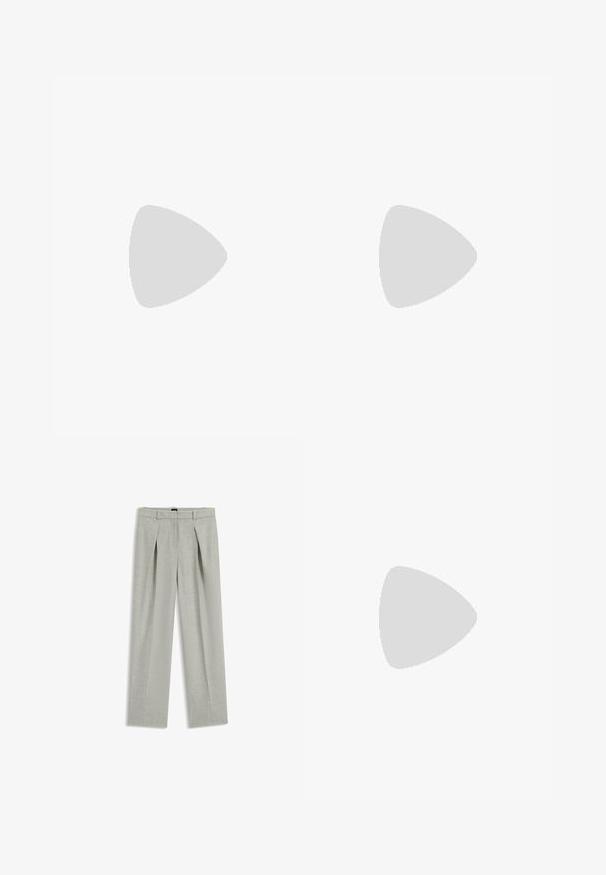 Strapless top van lichtgroen linnen met een rechte halslijn, met zes grote, ronde knopen aan de voorkant en een spitse zoom.; Lichtgrijze, wijde broek gemaakt van textiel met structuur; bevat voorplooien en een klassieke tailleband. Geschikt voor casual of formele gelegenheden.; Zwarte leren kniehoge laars met een ronde neus, een gladde textuur, een minimalistisch ontwerp en een platte zool. Eenvoudige stikdetails op de schacht.; Zwarte leren handtas met een gestructureerd ontwerp, dubbele handgrepen aan de bovenkant, een gouden gespaccent en een geperst merklogo aan de voorkant.