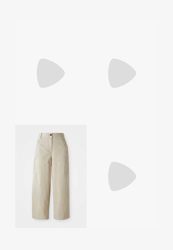 Biscotto a maniche corte nera con tessuto testurizzato, chiusura a bottoni e colletto. Presenta una vestibilità rilassata e un sottile motivo a coste in tutto il capo.; Pantaloni beige a vita alta, a gamba larga, con chiusura a bottone e zip, passanti per cintura e tasche laterali, presentati su uno sfondo bianco.; Sandali con tacco alto in pelle nera, con tacco sottile e curvo e design a fascia incrociata. Cinghia alla caviglia regolabile. Texture liscia.; Borsa a tracolla in pelle nera con design curvo, hardware color oro e manico superiore. Caratterizzata da una chiusura elegante e una superficie liscia.