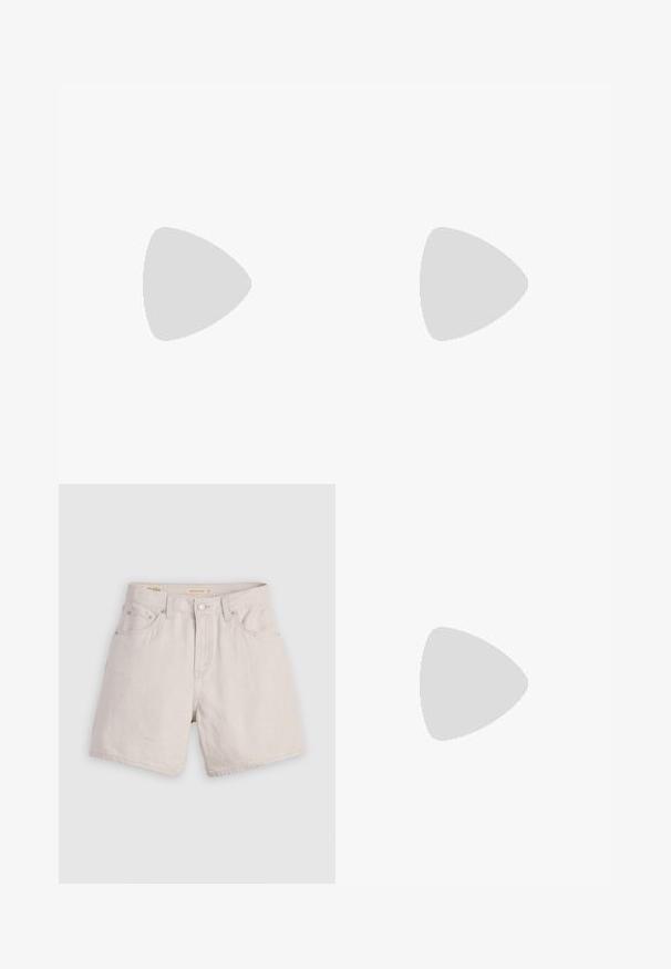 Top de tanque sem mangas em bordeaux, com decote redondo e design ajustado. Apresenta um tecido resistente e uma etiqueta da marca dentro do colarinho.; Shorts de denim bege de cintura alta com fecho de botão à frente, passadores para cinto e design de cinco bolsos; leve com uma textura suave.; Botas castanhas de couro até ao joelho, com biqueira arredondada, superfície texturizada, strap no tornozelo e detalhes em metal prateado; salto empilhado.; Bolsa tote preta acolchoada com textura riscada verticalmente e alças robustas. Colocada ao lado de denim azul, emparelhada com botas de tornozelo de salto preta.