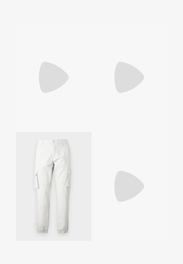Camiseta de algodón verde con cuello redondo, que presenta el texto blanco "ESTABLECIDO DOS MIL SIETE" y dos rayas horizontales en navy y blanco.; Pantalones cargo de color gris claro con bolsillos laterales, puños elásticos en los tobillos y cierre de botón. Fabricados con un tejido duradero y de textura suave.; Zapatillas de cuero blanca con un acabado suave, punta redondeada, cordones planos y una suela texturada. Acento de ante gris en el talón.; Gafas de sol rectangulares negras con lentes oscuros. Montura brillante, varillas rectas con una ligera curva. Diseño minimalista, sin adornos.