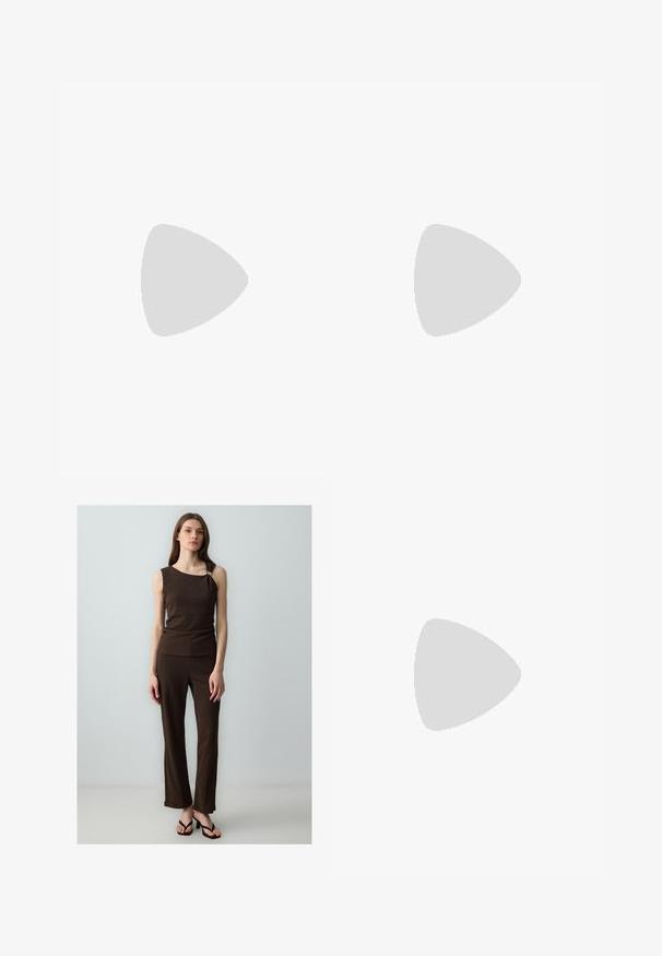 Top sans manches marron en tissu texturé, avec des détails froncés à la taille et un accent doré à l'épaule.; Ensemble deux pièces texturé marron comprenant un haut sans manches avec un col asymétrique et un pantalon ajusté assorti, complété par des sandales en plastique.; Sandales plates brunes en matériau synthétique avec un design de bride tressée et une semelle lisse et plate. Sans talon, esthétique minimaliste.; Lunettes de soleil avec monture en métal doré et verres teintés verts, de forme ovale, avec branches noires et plaquettes de nez transparentes. Design épuré et minimaliste.; Sac à épaule en paille tissée de couleur naturelle, en forme courbée, avec une sangle en cuir marron dotée d'un matériel ajustable et d'accents décoratifs.