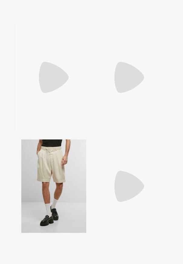 Weißes gestricktes Polohemd mit kurzen Ärmeln und V-Ausschnitt, das vertikale Muster und einen gerippten Saum aufweist. Etikett am Kragen sichtbar.; Cremfarbene, plissierte Shorts mit Seitentaschen, einem Knopfverschluss und umgeschlagenen Säumen, kombiniert mit schwarzen Plateauslippern und weißen Socken.; Schwarze Leder-Slipper mit runder Spitze, doppelten Riemen mit silbernen Schnallen und einer strukturierten schwarzen Gummisohle.; Schildpatt-Sonnenbrille mit grün getönten Gläsern, rechteckiger Form, breitem Rahmen und glatter Oberfläche. Akzente an den Bügeln.