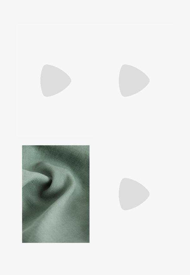 Camiseta de manga corta y cuello redondo en algodón blanco roto. Presenta un corte relajado con una textura suave y sin patrones o acentos notables.; Tela verde clara con una superficie suave y texturizada, que presenta suaves pliegues y arrugas, capturando una apariencia lisa y delicada.; Zapatilla de correr beige con detalles en malla y gamuza grises, acentos blancos, suela negra, marca roja y un diseño de cruz en la parte superior.; Gafas de sol marrones en forma octagonal con delgadas monturas de metal oscuro, almohadillas nasales ajustables y lentes ahumados marrones; las patillas presentan un acento naranja.