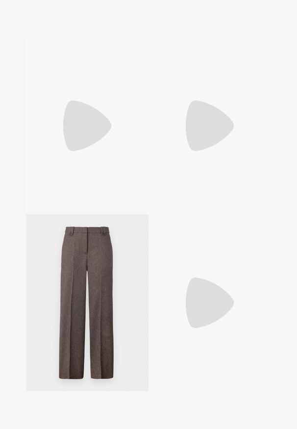 Námořnická modrá bezrukávová žebrovaná košile s kulatým výstřihem a bočními rozparky, vyrobená z měkké tkaniny pro pohodlí a volnost pohybu.; Hnědé kalhoty s širokými nohavicemi vyrobené z texturované tkaniny. Mají dvě přední kapsy a přiléhavý střih se dvěma knoflíky na pase.; Černé lakované lodičky s otevřenou patou, špičatou špičkou, zaobleným střihem a blokovým podpatkem. Zdobené akcentem v zlatém tónu.; Burgundská měkká taška s nabíraným designem a dlouhým popruhem, nošená přes tělo. Model má na sobě bílý crop top a černé džíny.