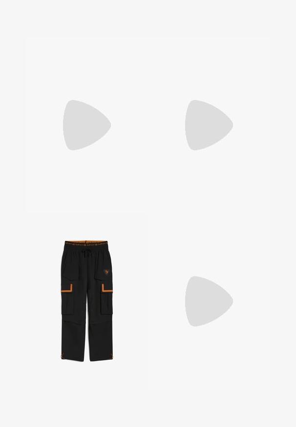 Zwarte voetbaltrui met lange mouwen met een subtiel textuurpatroon, witte kraag en mouwboorden, met een rond logo en grote sponsorprint.; Zwarte cargo broeken hebben een elastische tailleband met een oranje trekkoord, meerdere zakken en oranje accenten op de zakken en de zoom.; Zwarte hardloopschoenen met een gestructureerde mesh bovenkant, teal accenten en een flexibele groene zool met een zigzagpatroon. Veters en versterkte teendoos.; Zwarte zonnebril met een matte afwerking, rechthoekige lenzen en een opvallend logo accent op de veer. Gepolariseerde lenzen, UV-bescherming.