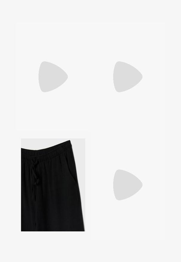 Top halter nero realizzato in tessuto elasticizzato. Presenta una scollatura a V profonda e una cravatta sulla schiena, con una silhouette aderente e una texture liscia.; Pantaloni neri con elastico in vita e cordino, caratterizzati da una vestibilità comoda e tasche laterali. Il materiale sembra morbido e leggero.; Ballerine nere in rete con motivo a Pois. Presentano una sottile tracolla e punta arrotondata. Suola morbida e design flessibile.; Borsa intrecciata bordeaux con una forma strutturata, dotata di una piccola tasca frontale e di un manico superiore. Texture liscia con un design intrecciato.