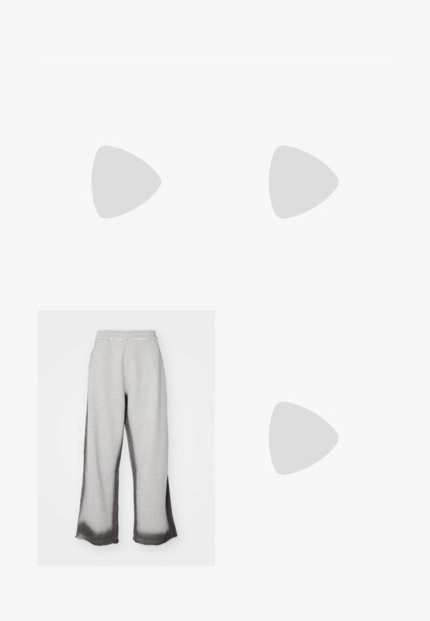 Tricou din bumbac cu mânecă scurtă, de culoare bej deschis, cu guler rotund și o mică etichetă logo multicoloră pe zona pieptului stâng.; Pantaloni de trening gri cu un finisaj texturat, având o degradare treptată de gri închis la tiv, talie elastică și croi larg.; Cizmă de gleznă din întoarsă de culoare bej, cu guler negru căptușit, ochiuri din metal auriu, detalii de cusătură albă și talpă din cauciuc robustă, cu un model pronunțat.; Ochelari de soare dreptunghiulari gri cu rame subțiri din metal argintiu, având temple drepte și un design minimalistic, fără modele sau logo-uri vizibile.