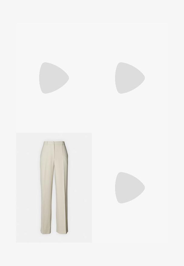 Camisola in satin beige chiaro con spalline sottili e scollatura morbida, caratterizzata da una texture liscia e lucida.; Pantaloni beige su misura con taglio dritto, caratterizzati da pieghe frontali, una vita piatta e una texture liscia per una finitura pulita.; Scarpa slingback a punta in pelle bianca sporca, caratterizzata da un tacco basso e un design con ritagli, dal texture liscia e con accenti minimi.; Borsa in suede beige con forma triangolare arrotondata, una sola tracolla e un accento in metallo dorato sul davanti.