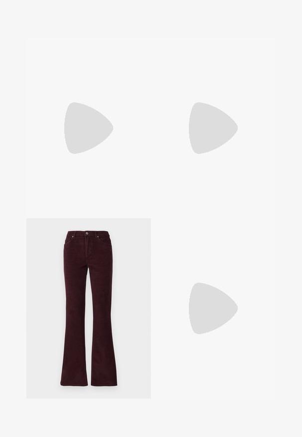 Valkoinen pitkähihaisella puserolla, joka on valmistettu ribbitetystä kankaasta. Puserossa on pyöreä pääntie ja kuuden läpinäkyvän napin pujotettu etuosa.; Burgundin väriset corduroy-tyyliset leveälahkeiset housut, joissa on sileä pinta, viisi taskua ja metallinen nappikiinnitys vyötäröllä.; Vagabond JOLIN - Ballerinat - black; Burgundin värinen lakattu nahkainen olkapussukka, jossa on suorakulmainen muoto, kaksi hihnaa, hopeiset yksityiskohdat ja läppäkiinnitys.