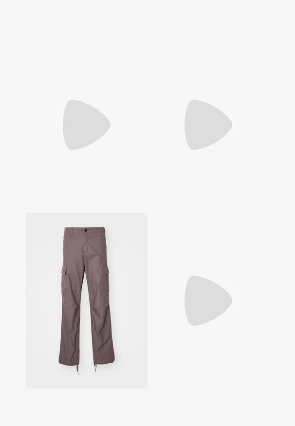 Krāsains T-krekls ar īsām piedurknēm, izgatavots no kokvilnas. Tam ir balts Nike logo un melnā krāsā drukāts teksts. Apaļa kakla izgriezums, brīva fit un standarta garums.; Kargo bikses ar teksturētu taupe audumu, kas aprīkotas ar vairākiem sānu kabatām, taisnas kājas dizainu un regulējamām siksnām apakšā.; Pelēkie sporta apavi ar tīkla un zamša augšdaļu, baltiem akcentiem, mīkstinātu zoli un izcilu dizainu ar atstarotājiem.; Septi sudraba gredzeni ar dažādām dizaina iezīmēm, ieskaitot savītas, savienotas un iegravētas formas. Atšķirīgas formas un platumi.