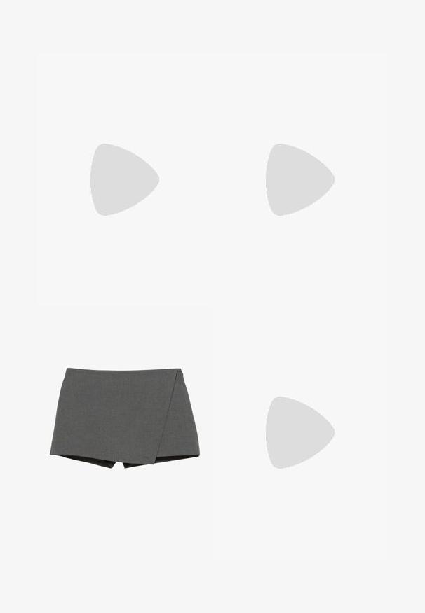 T-shirt bianco a maniche corte con piccoli stampati colorati a forma di ananas. Presenta un collo rotondo e un tessuto morbido e strutturato.; Pantaloni corti avvolgenti grigi realizzati in tessuto liscio, con un taglio diagonale e bordi puliti. Nessun hardware o decorazione visibile.; Mocassino in pelle marrone con una fibbia dorata, tacco a blocco nero e una texture liscia. La vista laterale mostra la punta arrotondata e i dettagli di cucitura.; Occhiali da sole verde oliva con una sottile montatura dorata e bracci accentati in blu. Lenti ovali e design minimalista.; Borsa a tracolla in pelle nera con accessori in metallo dorato, dotata di una chiusura distintiva, di una tracolla rimovibile e di una superficie texturizzata.; Orecchini a cerchio in argento con una finitura liscia e lucida. Forma rotonda e chiusura a scatto sicura. Design leggero adatto per l'uso quotidiano.