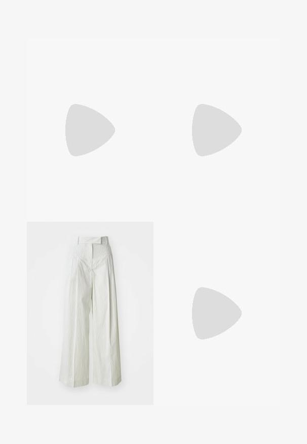 Világoszöld, ráncolt pántos felső V-nyakkal és vékony vállpántokkal, bővülő, ráncolt aljjal a további térfogat érdekében.; Világoszöld, széles lábú nadrág függőleges fehér csíkokkal. Magas derekú, övhurkokkal rendelkezik, és sima pamut textúrájú.; Fekete bőr magassarkú szandál bokapánttal. Simább textúrájú, nyitott orrú és vékony sarkú. Arany színű csat részlet.; Fehér selyem sál, amely ismétlődő fekete geometrikus mintával rendelkezik, és szilárd fekete szegéllyel van szegve. Könnyű, sima textúrával.