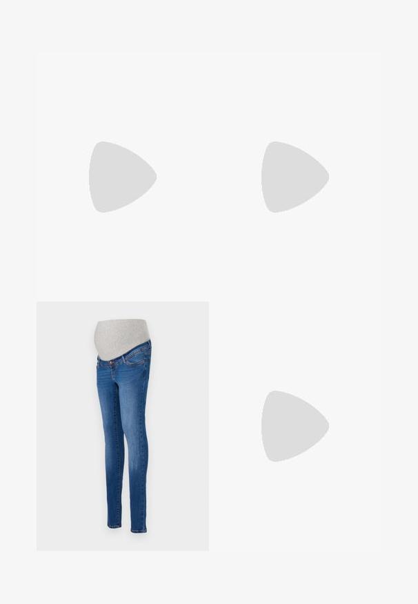 Ferskenfarvet bomulds t-shirt med korte ærmer, rund halsudskæring og et grafisk print af appelsiner med teksten "HVER DAG STARTER."; Graviditetsjeans i blå denim med en tætsiddende pasform. Har en grå strækpanel for komfort. Klassisk fem-lomme design med let falmning.; Hvid sneaker med en glat syntetisk overdel, perforeret tåboks, flade snørebånd og en tekstureret sål, præsenteret på en træoverflade.; Brun faux læder skuldertaske med buet form, minimal syning og en guldtonet hardwaredetalje. Har en top lynlåslukning og justerbar rem.