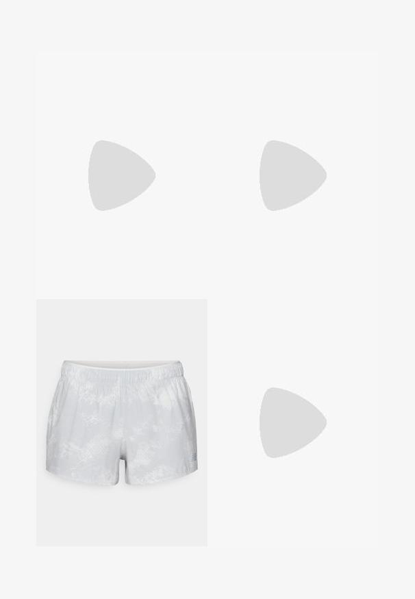 Musta lyhythihainen rash guard, joka on valmistettu joustavasta materiaalista. Edessä on valkoinen "ROXY"-logo ja pyöreä kaulussuunnittelu.; New Balance PRINTED SHORT - Urheilushortsit - grey matter; Juoksukengät valkoisella ja vaaleanpunaisella päällisellä, jossa on verkkomateriaali, heijastavat yksityiskohdat ja pehmustettu pohja. Kevyt muotoilu suorituskykyä varten.; Hopeaketju, jossa on hopeanvärisiä metallisia, toisiinsa kytkeytyviä soikeita ja pyöreitä lenkkejä, varustettuna luiska-aukko- ja säädettävällä ketjusiteellä.