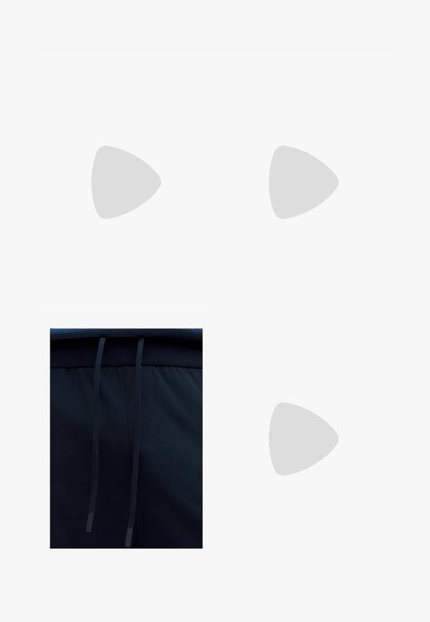 Marineblaue Langarm-Polohemd aus weichem Stoff, mit einem Kragen, einer Knopfleiste mit drei Knöpfen und einem Logo auf der linken Brust.; Nahaufnahme des dunkelblauen Sweatpant-Bunds mit Kordeln und sichtbaren Nähdetails.; Schwarzer Sportschuh mit Mesh-Obermaterial, silbernen Akzenten, gepolsterter Sohle und Schnürverschluss. Merkmale sind eine abgerundete Zehe und ein strukturiertes Profil.; Schwarze Bauchtasche aus glattem, mattem Material. Sie verfügt über einen breiten Gurt, eine markante Form mit abgerundeten Kanten und dezente Markenkennzeichnung auf der Vorderseite.