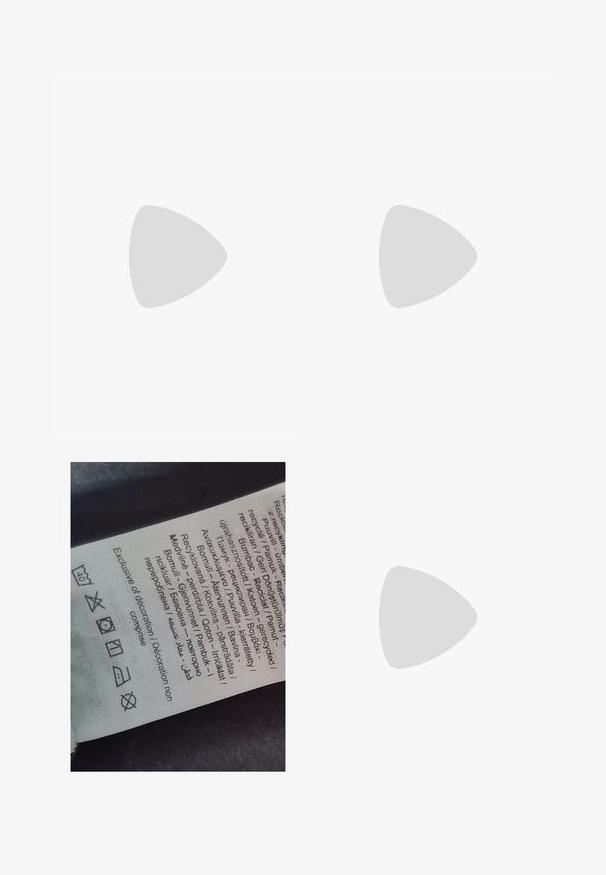 Čierna dlhá rukáv henley košeľa s okrúhlym dekoltom, dvoma gombíkmi a raglánovými rukávmi. Tkanina sa zdá byť mäkká s textúrovaným povrchom.; Štítok s viacjazyčným textom, symbolmi starostlivosti a ikonami recyklácie, vytlačený na jemnom textilnom materiáli svetlej farby.; Čierne kožené šnurovacie topánky s hrubou, zúbkovanou čiernou gumovou podrážkou a žltým prešívaním pozdĺž okraja, s hladkým povrchom.; Čierne plastové slnečné okuliare so zelenými šošovkami, štvorcové rámy, strieborný akcent na obočí a textúrované ramenné opierky. Brand uvedený na vnútornej strane ramien.