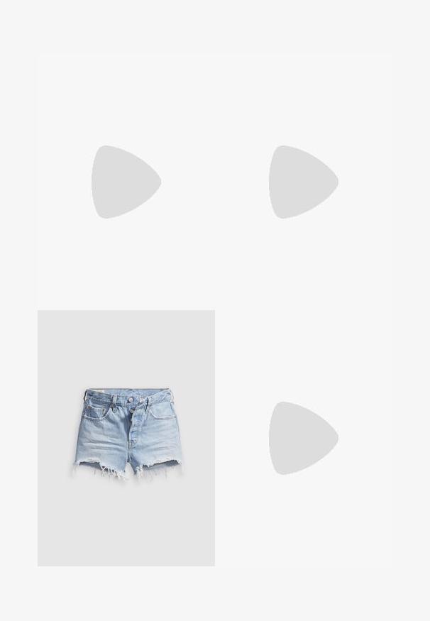 Divi elastīgi cauruļveida topi, viens melns un otrs balts, ar mīkstu, gludu audumu un savelktām tekstūrām sānos.; Gaiši zili džinsa īsie šorti ar noplukušām malām, piecām kabatām un aizdari ar pogu. Audums ir mīksts ar nedaudz nodilušu izskatu.; Melnas ceļgala augstumā botas, izgatavotas no spīdīgas ādas, ar asu purngali un masīlu ģeometrisku papēdi ar gludu tekstūru.; Melnas ādas rokassomiņas taisnstūra forma, gluda tekstūra, divas rokturi, rāvējslēdzēja aizdare un neliels logo priekšpusē.