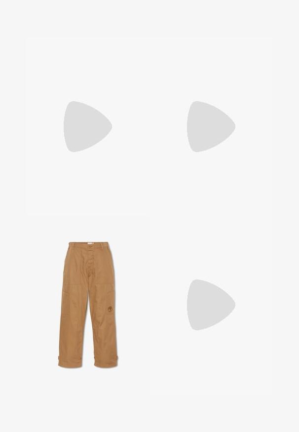 Lyle & Scott Poloshirt - argyle teal; Khaki werkbroek, gemaakt van duurzaam materiaal, heeft meerdere zakken, een knoopsluiting en een geborduurd logo op de dij.; Bruine leren sandalen met twee verstelbare banden, een gestructureerd oppervlak, een gevoerde binnenzool en een dikke rubberen zool met oranje stiksel accenten.; Hexagonale zonnebril met blauwe lenzen en een slank zilveren metalen frame. Voorzien van dunne glazen en transparante neuskussentjes voor comfort.