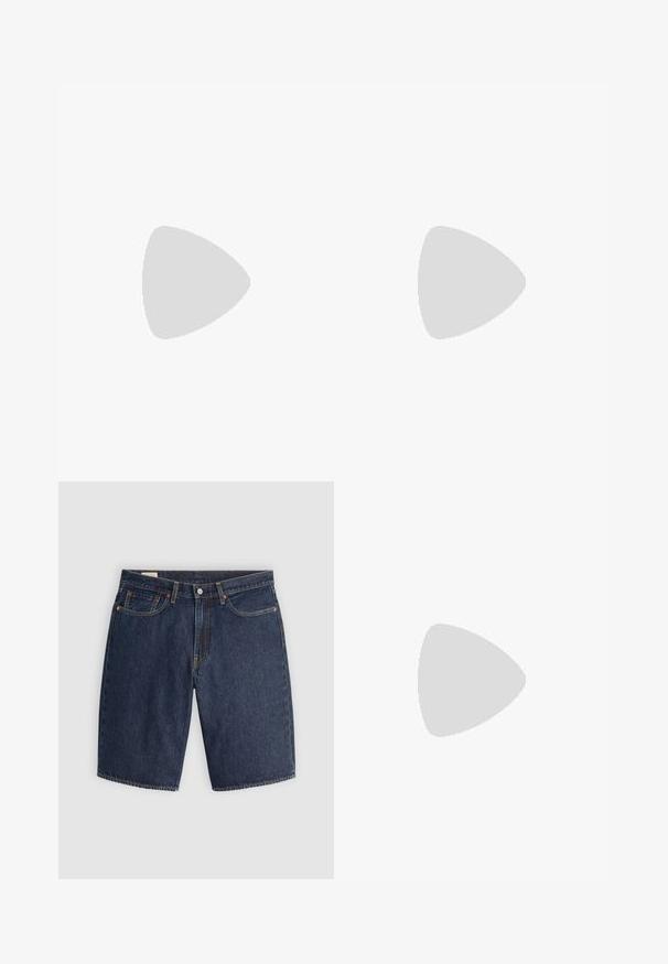 Hvid bomulds T-shirt med rund hals og korte ærmer. Lige kant uden mønstre eller detaljer, hvilket giver et enkelt design.; Mørkeblå denim shorts med et klassisk design, der har fem lommer, syninger, en knaplukning og buede baglommer.; Brun læderklump med en bred rem og en kobberlås, der har en tekstureret korksål og en tyk sort gummisål.; Lyse beige, polstret skuldertaske med en buet halvmåneform. Sort rem, lynlås lukning og diskret logo på forsiden. Blød tekstur.