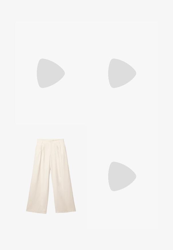 Body alb cu guler tip halter, cu un decolteu adânc în V și un design cu nod în față. Confecționat dintr-un material neted și elastic, prezintă un croi tip thong.; Pantaloni cu croi larg în culoare bej deschis, confecționați dintr-un material moale și texturat. Prezintă pliseuri frontale și o talie elastică pentru un confort maxim.; Pantofii sport bej cu dungi negre, talpă din cauciuc caramel și accente negre. Prezintă un partea superioară din piele netedă și un design cu vârf rotunjit.; COACH TABBY SHOULDER BAG 26 - Geantă de mână - dark stone; Colier de aur cu inele rectangulare, alungite. Purtați peste o cămașă cu guler din dantelă neagră, evidențiind o finisare netedă și lustruită.