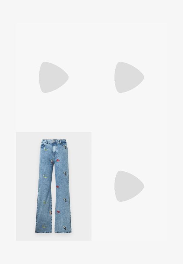 Camisole rose avec des bretelles réglables, ornée d'une délicate bordure en dentelle le long de l'encolure et d'une texture de tissu lisse et doux.; Jean denim bleu clair avec une jambe large, orné de broderies colorées de lunes, de lèvres et de toucans sur tout le tissu.; Chaussure slingback en cuir noir avec un bout pointu et un talon fin et incurvé. Dispose d'une sangle ajustable discrète avec une boucle en métal.; Sac à main en cuir vegan blanc avec un design courbé, présentant des lacets décoratifs sur les côtés et une seule bandoulière.
