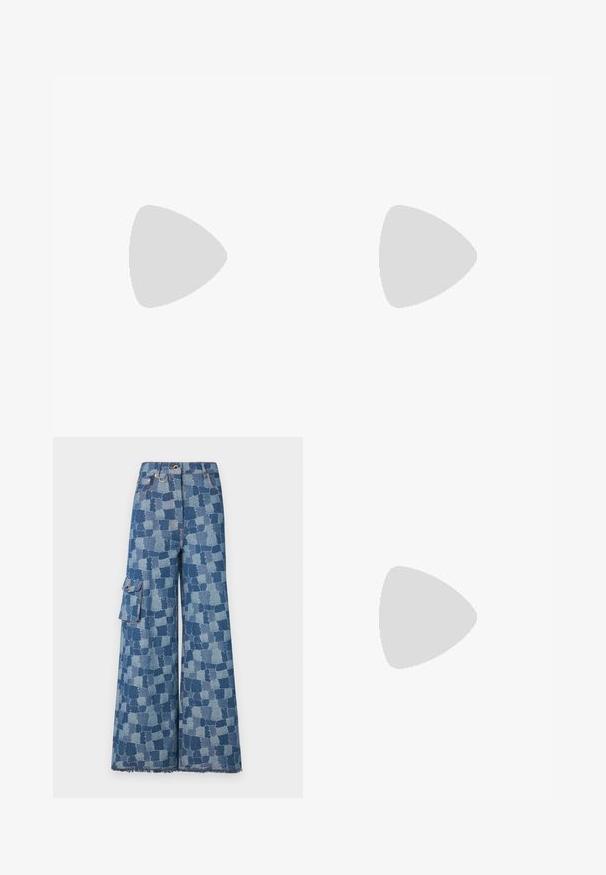 Maglietta a maniche lunghe in tessuto traslucido con un motivo astratto marrone e beige con accenti gialli. Collo rotondo e silhouette aderente.; Jeans a gamba larga in denim blu con un ampio motivo di patchwork, orlo sfilacciato e tasca laterale con dettaglio a bottone.; Pantofole da balletto nere in pelle con punta arrotondata, texture liscia, dettagli di cucitura minimi e design con suola flessibile.; Borsa a tracolla in pelle marrone con chiusura a pattina, hardware color oro, tracolla e una finitura liscia. Forma rettangolare compatta.