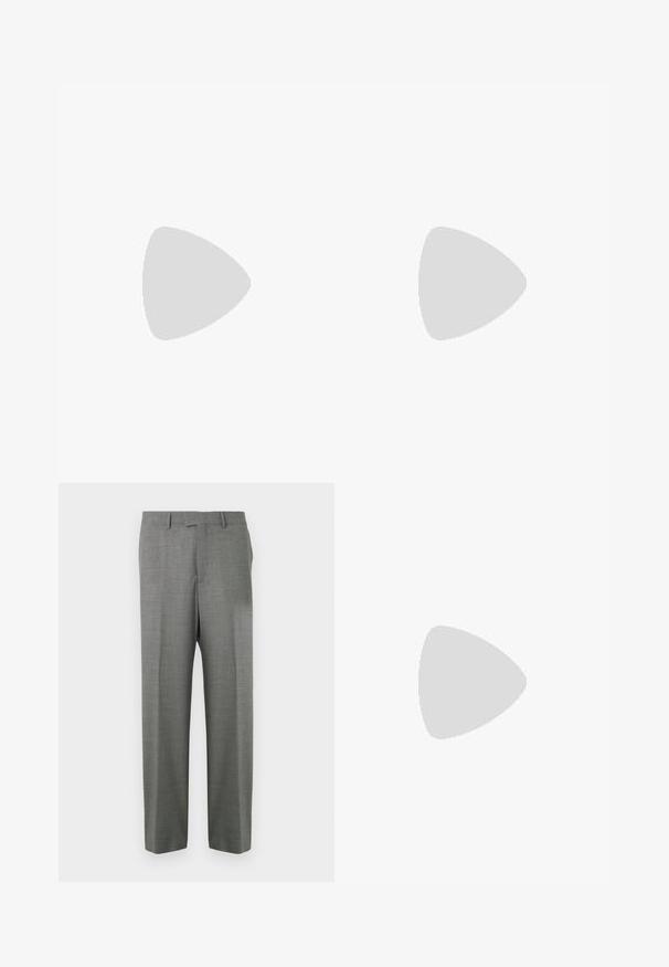 Camiseta de algodón negra con mangas cortas, que presenta un gran logo blanco de MCM y un diseño de laurel en el frente. Cuello redondo clásico.; Pantalones de vestir grises hechos de tela texturizada, con diseño de pierna recta y frente plano, con trabillas para cinturón y sin bolsillos visibles.; Zapato negro de tejido con un acento de cuero suave en la parte superior, diseño de punta redonda y suela de goma de perfil bajo.; Bolso cruzado de cuero negro con un compartimento con cremallera, detalle de logo y una correa ajustable de marca. Llevado sobre un suéter de punto azul marino.