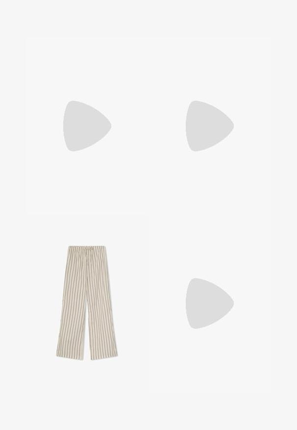 Top in cotone a righe azzurro chiaro con spalline regolabili, vita arricciata e chiusura con bottoni frontali. Tessuto elegante con una superficie liscia.; Pantaloni leggeri di colore crema con strisce verticali marroni, dotati di una vita elastica con cordoncino e gambe larghe.; Infradito in gomma nera con cinturino testurizzato e suola piatta semplice, mostrati di lato su uno sfondo chiaro e uniforme.; DRAGON DIFFUSION SANTA CROCE - Borsa a mano - brown