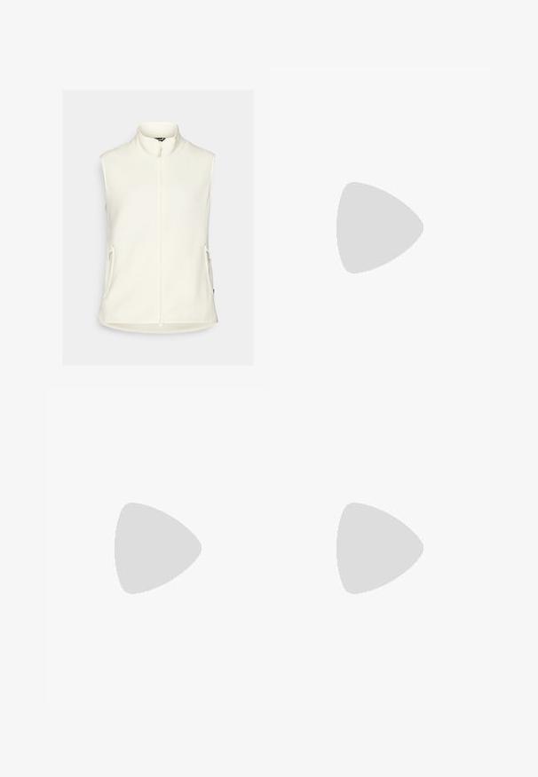 Gilet en polaire blanc avec un col montant, fermeture éclair sur le devant et deux poches latérales. Texture lisse, sans manches et ourlet arrondi.; T-shirt noir à manches courtes en tissu doux, avec un col rond et une petite étiquette logo en bas à gauche de l'ourlet.; Shorts bleu marine en tissu lisse, avec une fermeture à bouton, des passants de ceinture et une coupe ajustée avec un ourlet net.; Botte de course noire avec une tige en mesh, une semelle intermédiaire blanche et une semelle extérieure noire texturée. Présente un logo sur le côté et des lacets plats.