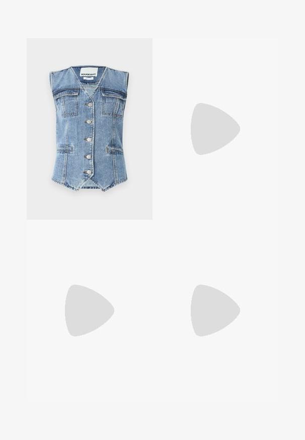 Gilet in denim azzurro chiaro con design senza maniche, orlo a punta, quattro tasche e bottoni argentati sul fronte. Finitura in tessuto testurizzato.; Due top senza maniche in nero e bianco. Realizzati in un morbido tessuto elasticizzato con una texture a costine e un design aderente. Presentano spalline sottili.; Jeans ampi di denim blu chiaro, con vita alta, design a cinque tasche e orli arrotolati. Texture liscia con leggeri sbiadimenti.; Sneaker alta in tela bianca con suola in gomma nera, punta in gomma frontale e sei asole per i lacci, caratterizzata da un design pulito e minimalista.