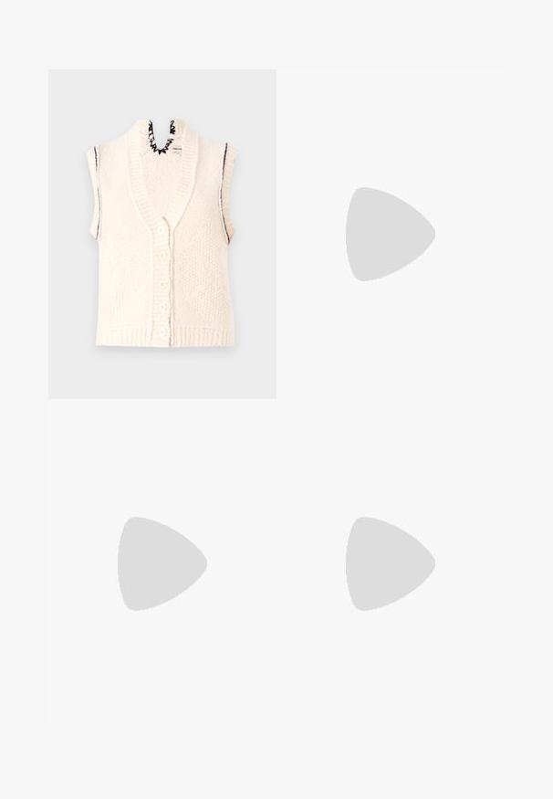 Vest tricotat cu mânecă scurtă, de culoare crem, cu închidere frontală prin nasturi, tiv inferior cu nervuri, detaliu cu margini ondulate la decolteu, material texturat cu linii verticale.; Bluză albă cu guler înalt, mâneci lungi, plisse verticale, accente din dantelă și închidere cu nasturi în față. Material ușor, cu textură semi-transparentă.; Pantaloni gri cu picioare largi, dintr-un material texturat. Prezintă pliaje în față, talie ajustată și un finisaj lustruit, ideal pentru ocazii formale.; Botină din piele neagră, cu o textură netedă, vârf ascuțit și toc gros, înalt. Dispune de o deschidere laterală și un design minimalist.