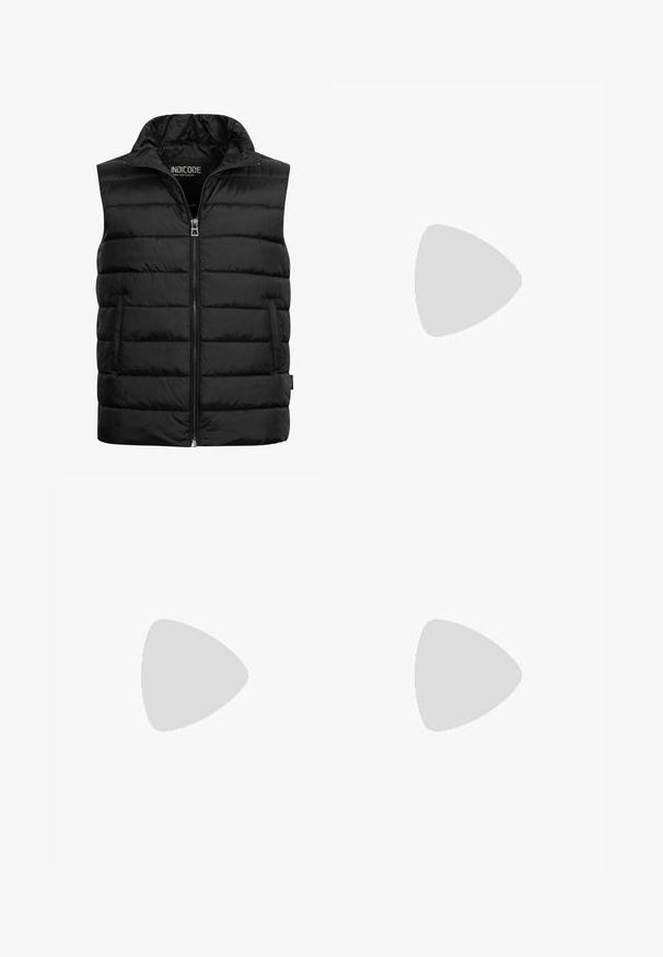 Sort polstret vest med høj krave, lynlås-lukning og to sidelommer. Lavet af skinnende, let materiale med quiltet tekstur.; Mango WINNE - Sweatshirt - off-white; Sorte bomuldsbukser med elastisk talje, snorelukning og en afslappet pasform. Har en glat overflade og smalle ben.; Sorte lædermokkasiner med en glat overflade, der har en dekorativ rem og kontraststing, parret med beige bukser.
