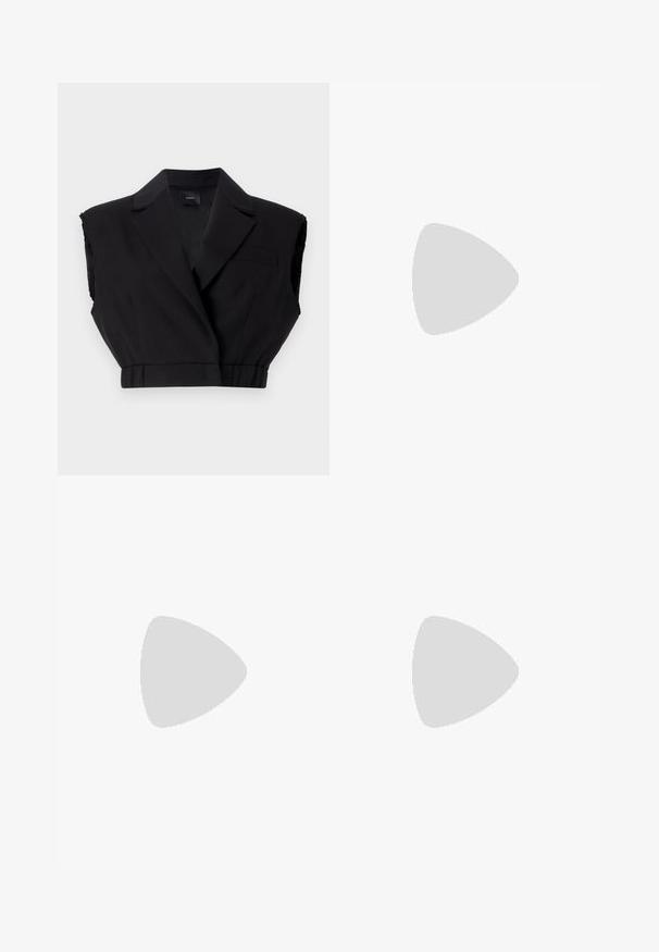Zwarte cropped vest met een notch revers, zonder mouwen, gestructureerde pasvorm en een enkele borstzak; gladde stof met een lichte glans.; Witte katoenen t-shirt met de tekst "PATRIZIA PEPE" in zilveren rhinestones op de voorkant. Korte mouwen en ronde hals.; Zwarte wijde broek van gladde stof, met een sluiting aan de voorkant met knoop en twee plooien aan de voorkant. De zoom is omgeslagen. Minimalistisch ontwerp.; Zwarte gepatenteerde leren hoge hakken met een puntige neus en een gladde textuur, met een slanke stilettobruik. Geen zichtbare versieringen.