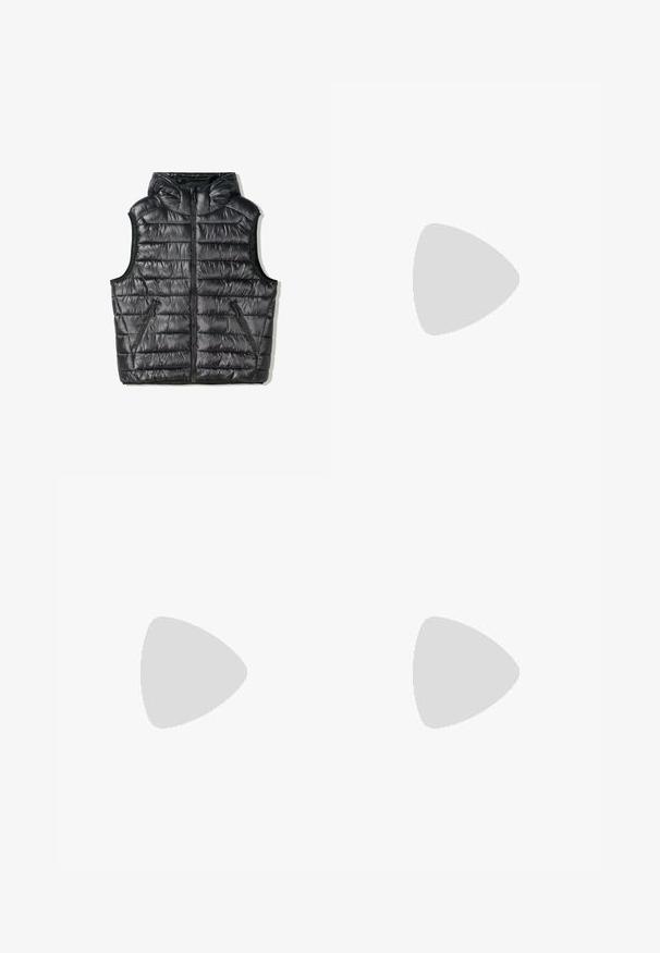 Gilet nero imbottito con cappuccio, caratterizzato da sezioni trapuntate, zip frontale e due tasche laterali con chiusura a zip. Tessuto liscio e lucido.; MISBHV Camicia - black/grey; Pantaloni neri a gamba larga realizzati in un tessuto leggero. Presentano una vita elasticizzata e una texture liscia. Senza motivi visibili o accessori.; Scarpe slip-on in pelle nera con punta arrotondata e suola in gomma spessa e testurizzata. Presentano cuciture sottili e dettagli in elastico sul colletto.