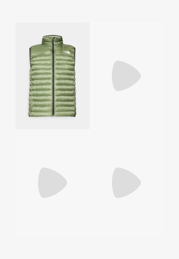 Zielona puchowa kamizelka z wysokim kołnierzem, zamkiem błyskawicznym z przodu oraz poziomym pikowaniem. Posiada logo na górze po lewej stronie oraz kieszenie boczne.; Czarny t-shirt sportowy krótki rękaw z przewiewnego materiału, z okrągłym dekoltem i małym białym logo "SALOMON" na piersi.; Czarne szorty na elastycznej talii z małą białą grafiką z przodu, zaprojektowane do codziennego użytku lub sportu.; Jasnozielone buty biegowe Salomon z pomarańczowymi pętelkami, unoszące się nad żwirową ścieżką w leśnym otoczeniu.