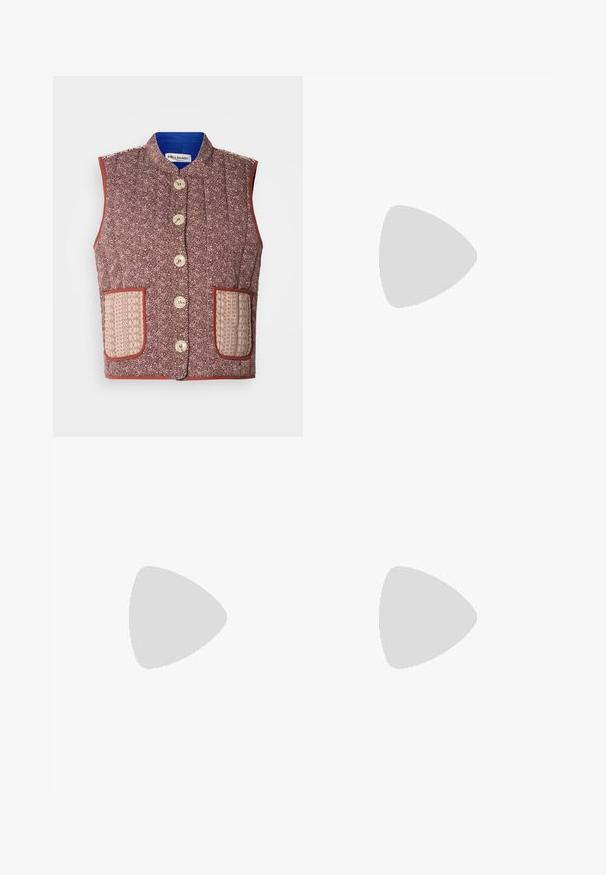 Chaleco acolchado en una tela floral con una base burdeos, presenta bolsillos beige con estampado y grandes botones crema, terminado con un forro azul.; Top de cuello alto de manga larga en color azul marino. Fabricado con una tela suave y de textura lisa. Presenta un diseño ajustado y un cuello alto sin costuras visibles.; Jeans de campana de color azul claro fabricados en denim. Cuentan con cinco bolsillos, un cierre de botón en la parte frontal y un ligero desgaste en la tela.; Zapatilla de piel blanca con acentos de ante negro, tres franjas negras, suela de goma beige y el logotipo dorado "SPEZIAL" en el lateral.; Gafas de sol redondas con un delgado marco de metal negro, lentes oscuros y almohadillas nasales ajustables. Las varillas cuentan con un detalle de marca sutil.; Pendientes de aro plateados con un diseño minimalista. Forma circular, textura suave y perfil delgado. Livianos con un acabado pulido.